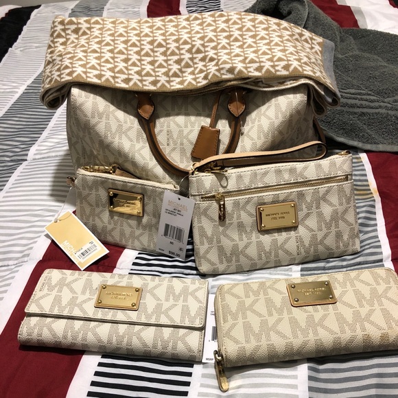 Michael Kors Handbags - Michael Kors Purse Set: